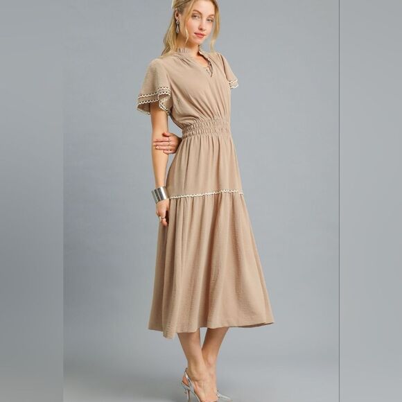 Umgee Tiered Flutter Sleeve Nuetral Tan White Midi Dress Elegant Femme sz Large - Picture 1 of 5